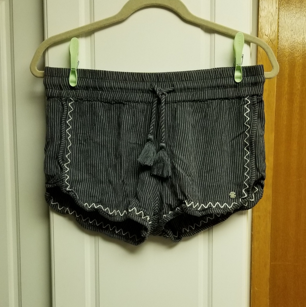 👙Roxy pinstriped shorts with embroidered wave design and front tassels